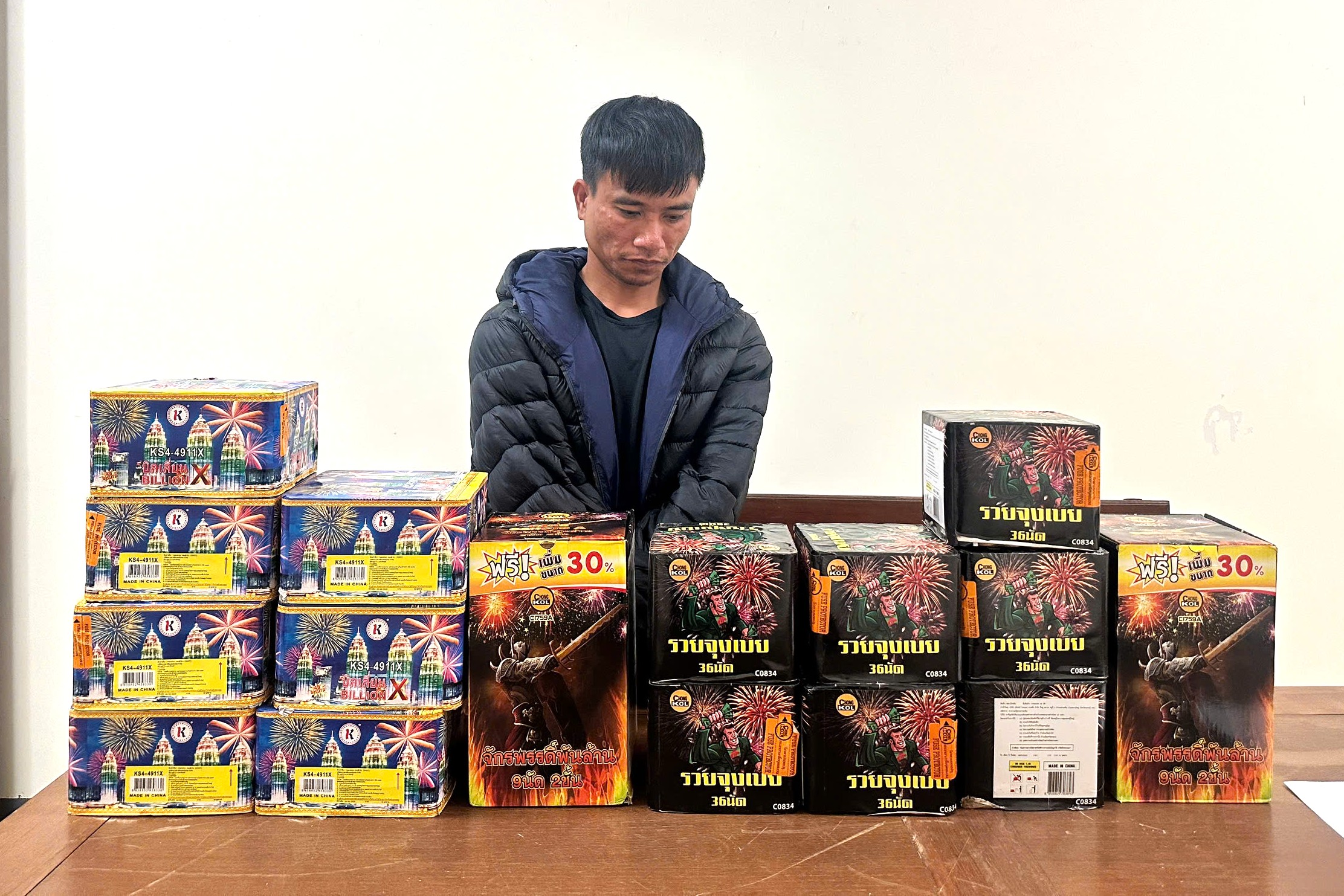 Phê chuẩn khởi tố bị can, tạm giam đối tượng tàng trữ pháo nổ số lượng lớn