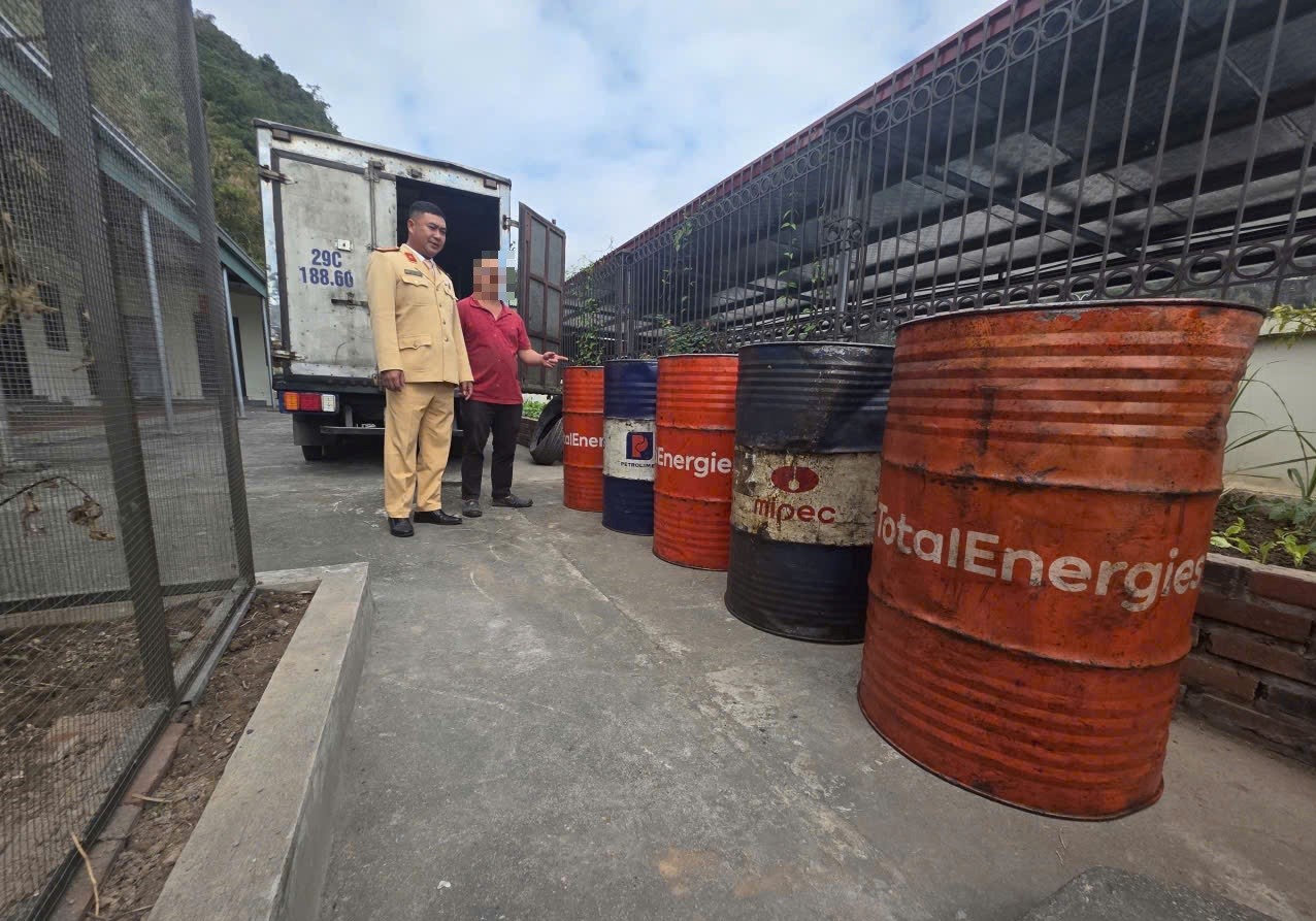 Phát hiện phương tiện vận chuyển 1 200 lít dầu diezen không hóa đơn, chứng từ