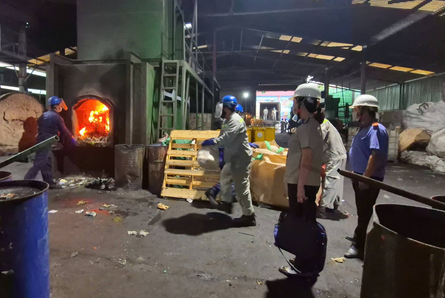 VKSND Khu vực 16 TP Hồ Chí Minh kiểm sát việc tiêu hủy vật chứng, tài sản