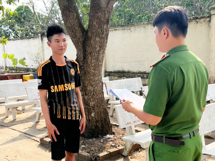 Bắt giữ 2 đối tượng nửa đêm đột nhập nhà dân trộm nhiều điện thoại