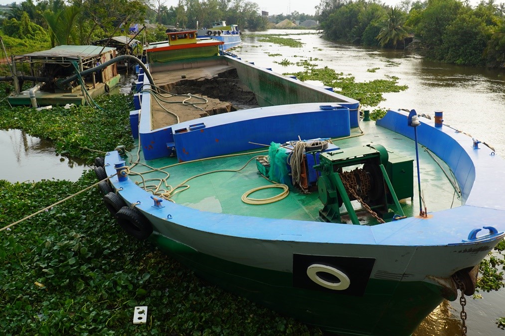 Tạm giữ hơn 2 000m3 cát san lấp không rõ nguồn gốc