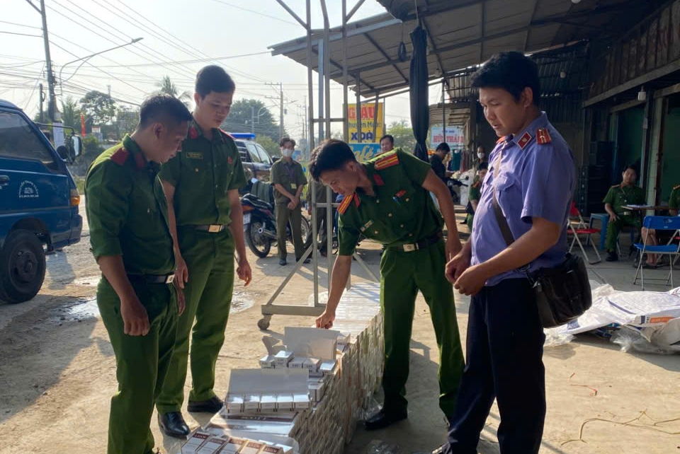 Kiểm sát khám nghiệm hiện trường vụ vận chuyển 3 980 bao thuốc lá nhập lậu