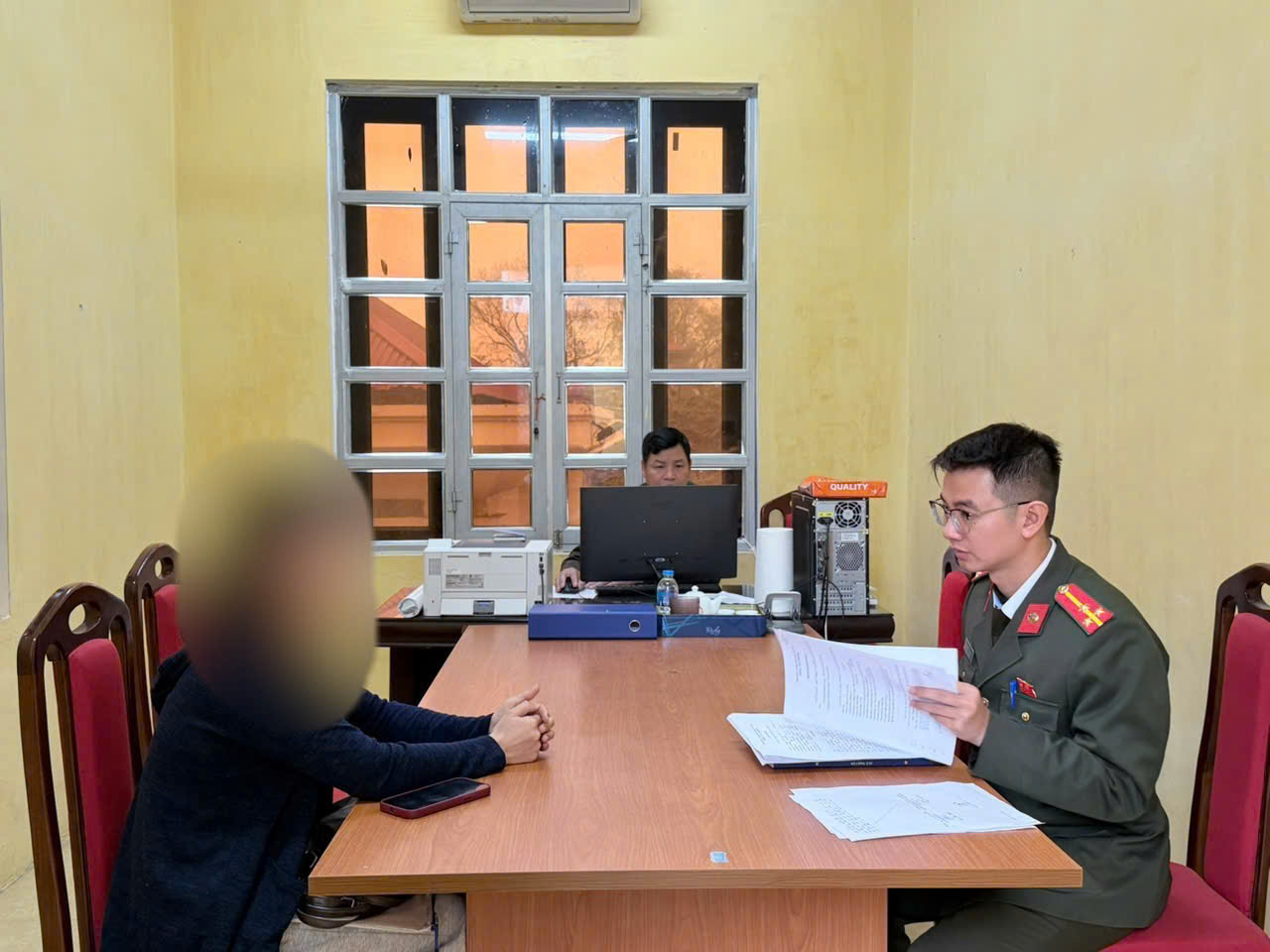 Xử phạt trường hợp đăng tải thông tin sai sự thật về thủ tục tách sổ đỏ, tách hộ khẩu