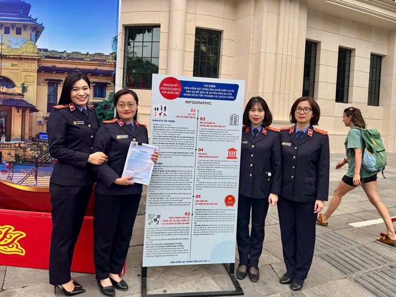 VKSND khu vực 1, TP Hà Nội tuyên truyền Nghị quyết số 205 tại khu vực Phố đi bộ Bờ Hồ