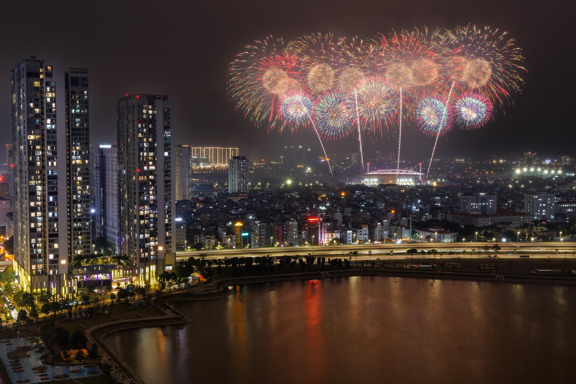 Đại nhạc hội kết hợp pháo hoa hoành tráng chưa từng có mừng thành công Đại hội Đảng lần thứ XIV