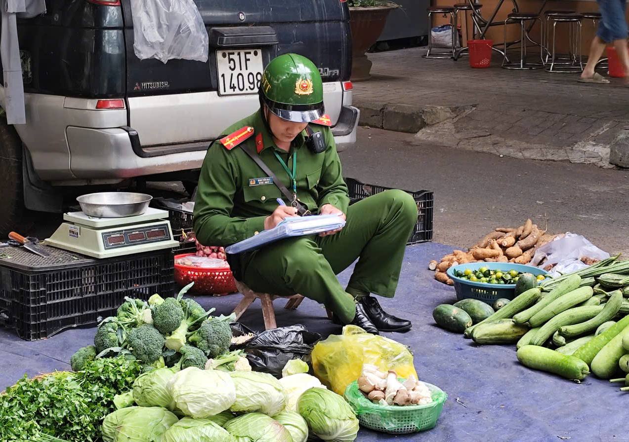 Xử phạt hàng loạt trường hợp lấn chiếm vỉa hè, lòng đường ở khu vực Tây Thạnh