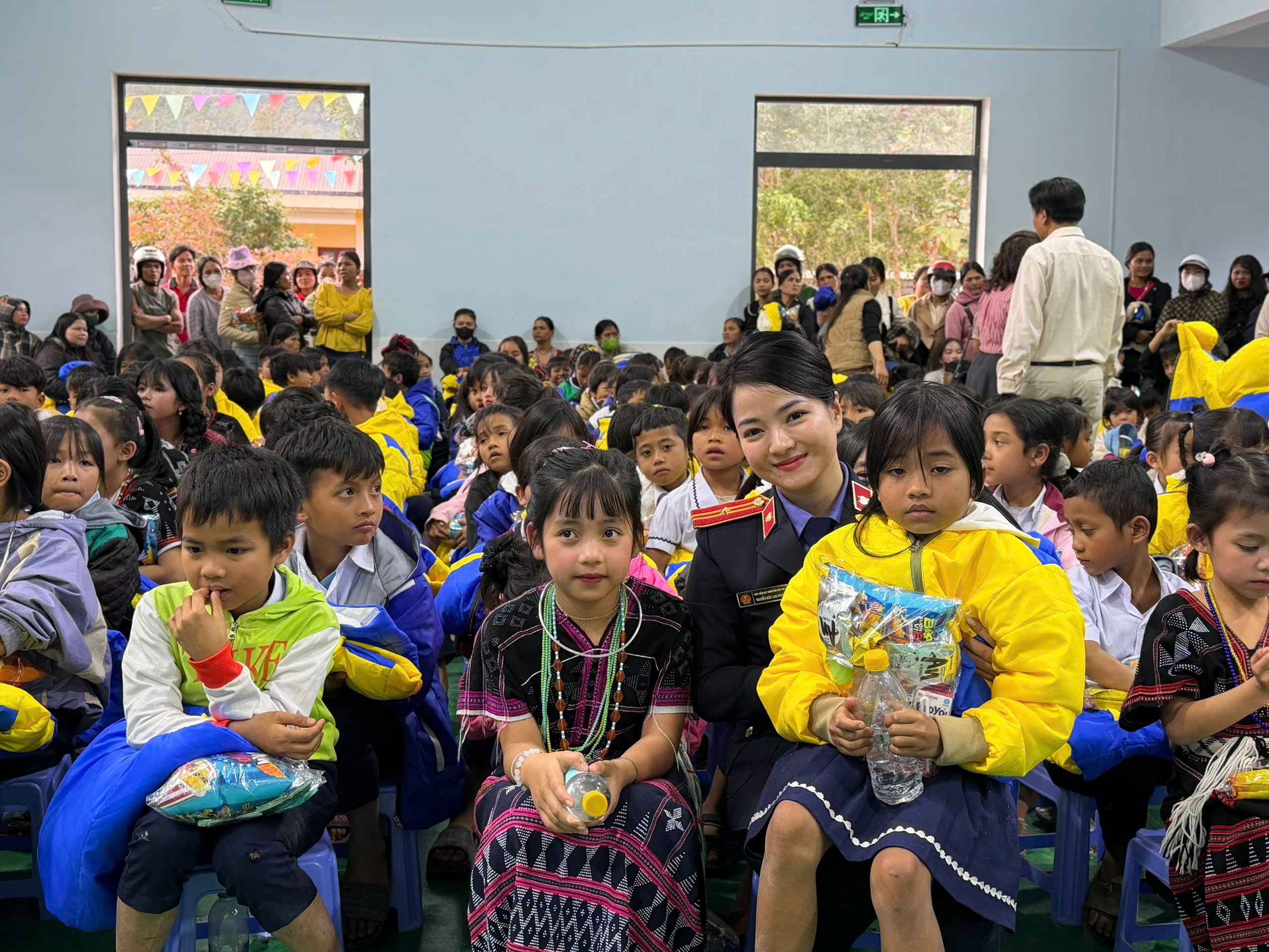 Mang “Đông ấm áp - Xuân yêu thương” đến xã biên giới Tây Giang