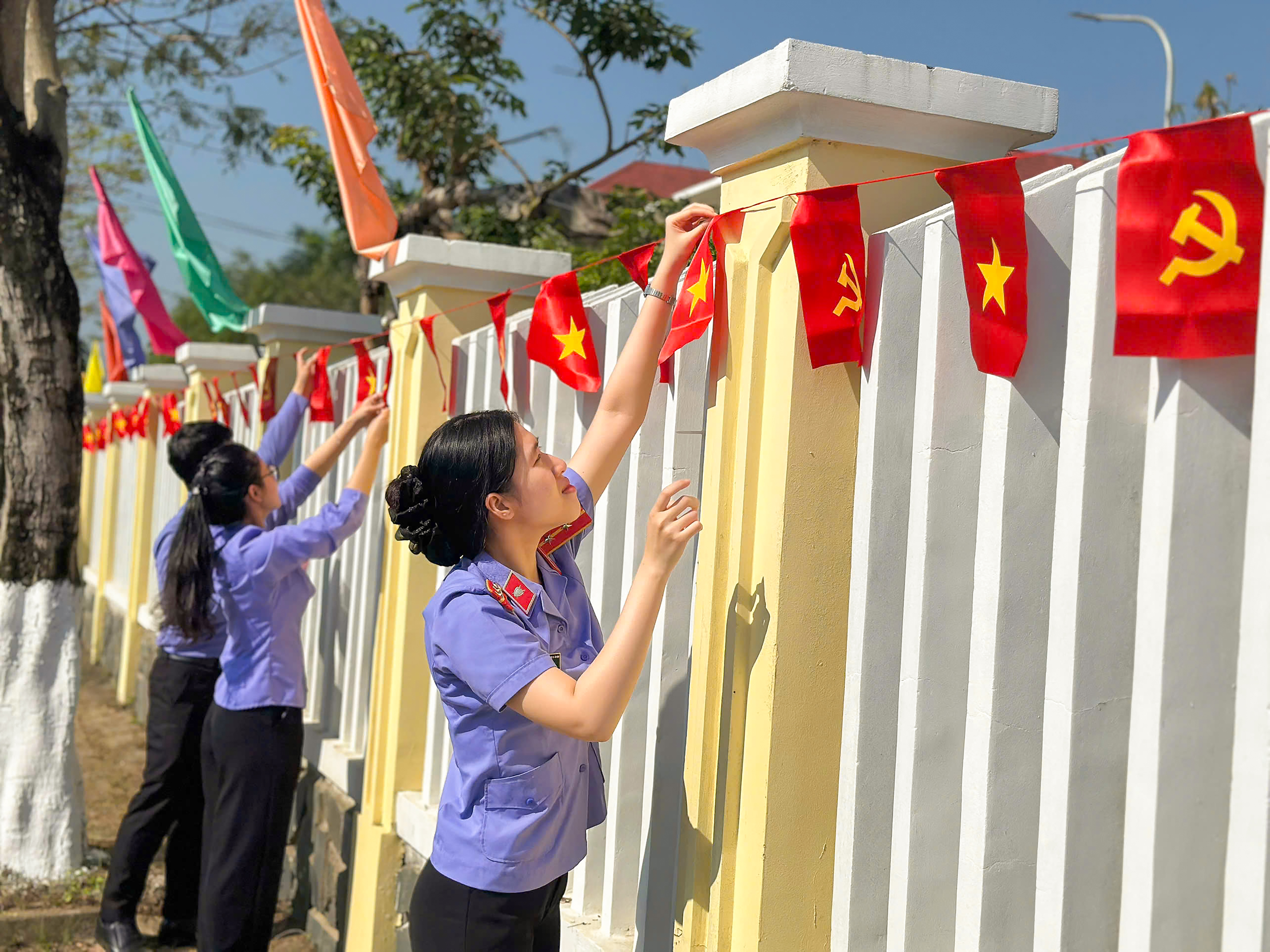 Chi đoàn VKSND khu vực 10, TP Đà Nẵng treo cờ chào mừng Đại hội XIV của Đảng