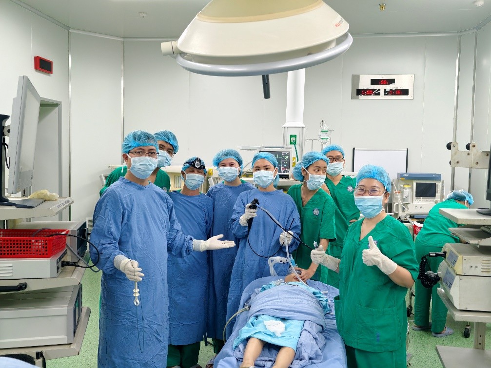 Kịp thời cứu sống bé trai 7 tuổi bị ngòi bút rơi vào đường hô hấp