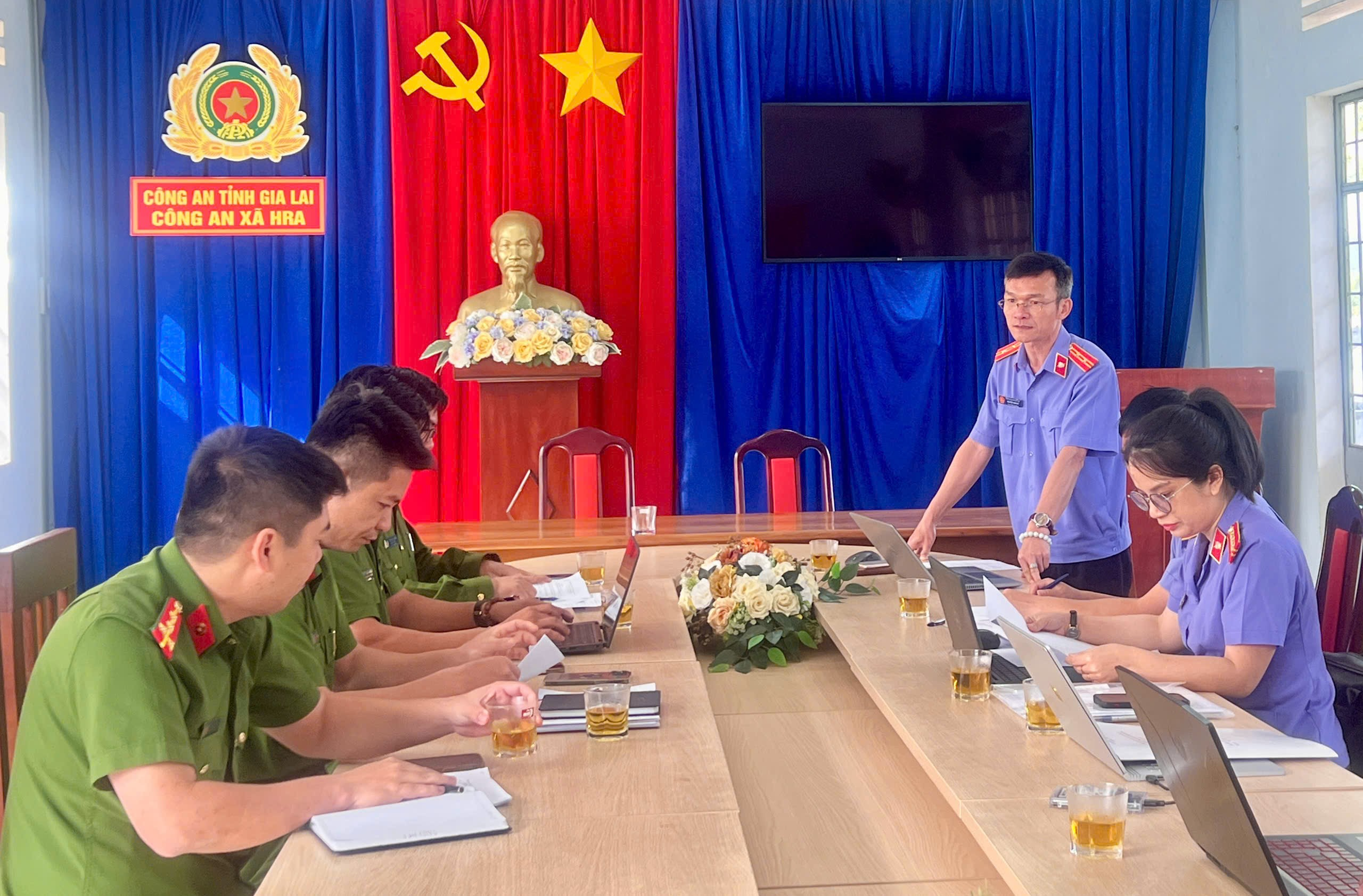 VKSND khu vực 10 – Gia Lai trực tiếp kiểm sát tại Công an xã và UBND xã Hra