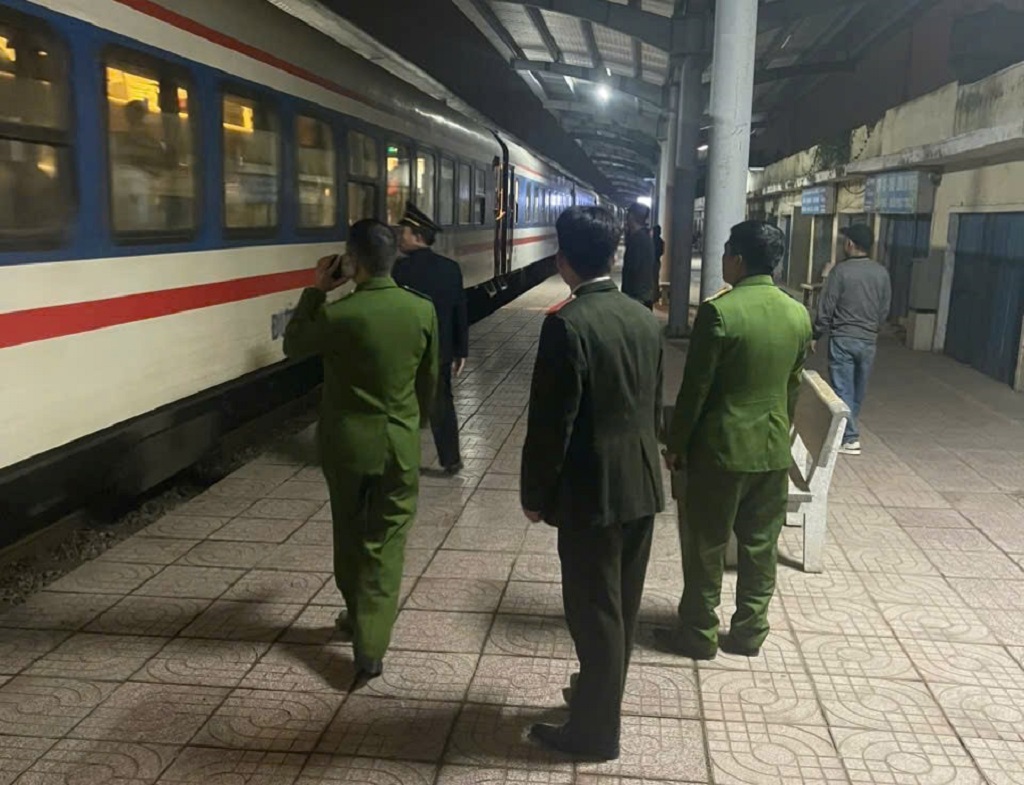 Giải cứu cô gái 16 tuổi bị bắt cóc online khi đang đi tàu hỏa