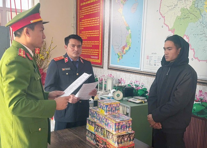 Phê chuẩn khởi tố đối tượng tàng trữ pháo, thu giữ súng nhựa và đạn