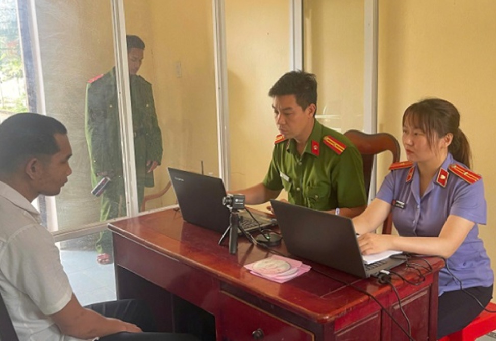 Kiểm sát viên tham gia hỏi cung 2 bị can có ghi âm, ghi hình