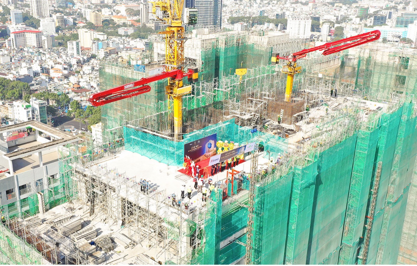 The Grand Manhattan tăng tốc về đích, chính thức cất nóc tháp cuối cùng