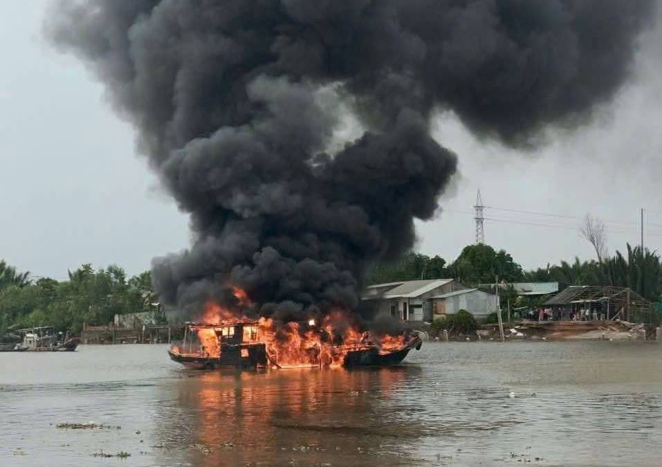 Đang lưu thông trên sông Cần Giuộc, một ghe chở 3 người bất ngờ bốc cháy