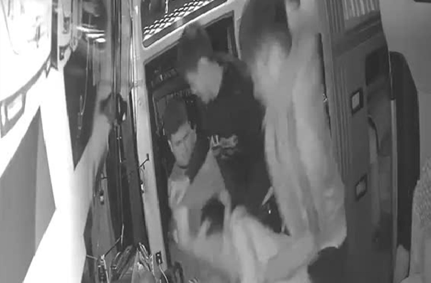 Phụ xe bị nhóm đối tượng đánh tới tấp trên xe ô tô khách