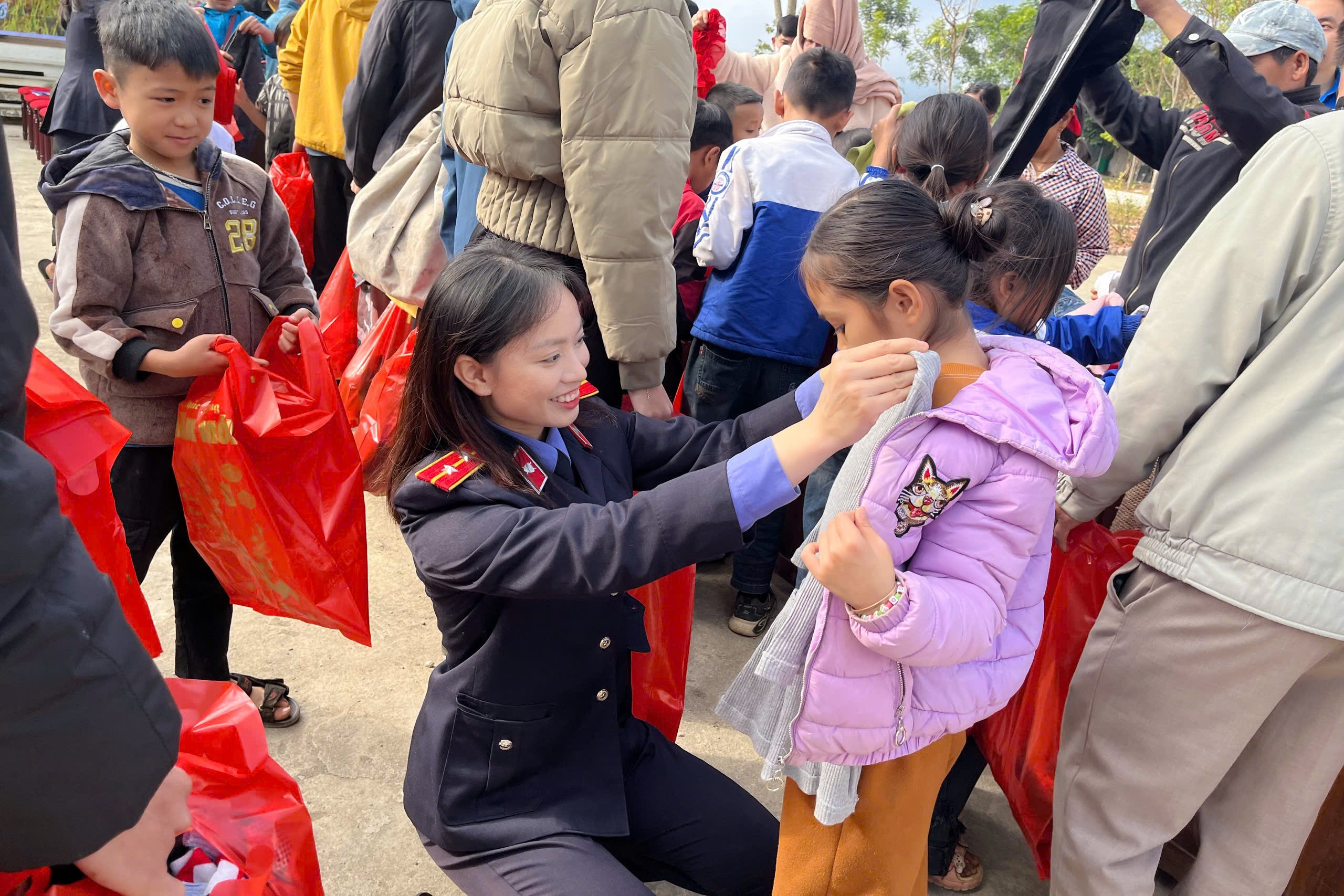 Chi đoàn VKSND khu vực 1, tỉnh Sơn La tham gia chương trình tình nguyện “Phiên chợ 0 đồng – Xuân về bản em”