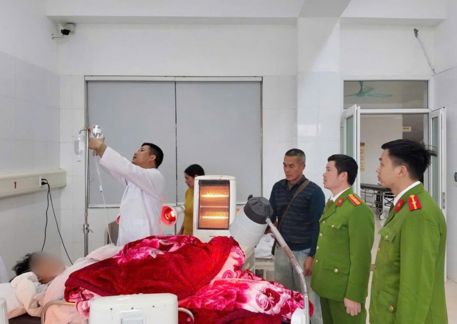 Kịp thời cứu nạn 1 thanh niên đi câu giữa trời lạnh bị ngã xuống biển