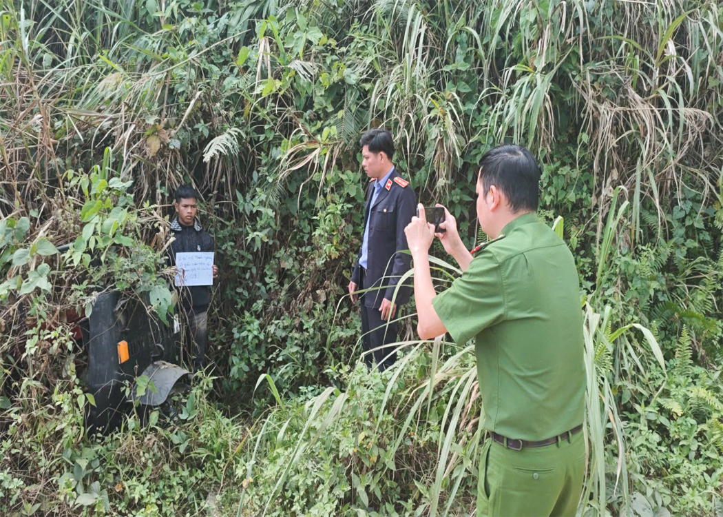 Trực tiếp kiểm sát khám nghiệm hiện trường vụ trộm cắp tài sản