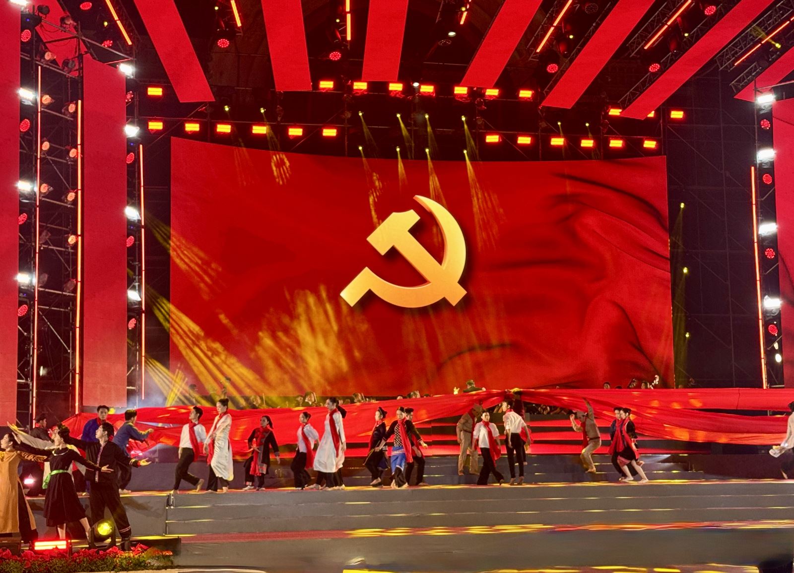 Chương trình nghệ thuật Ánh sáng niềm tin và khát vọng chào mừng thành công Đại hội XIV của Đảng