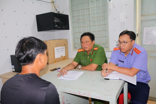 Kiểm sát viên phối hợp lấy lời khai đối tượng “chống người thi hành công vụ”