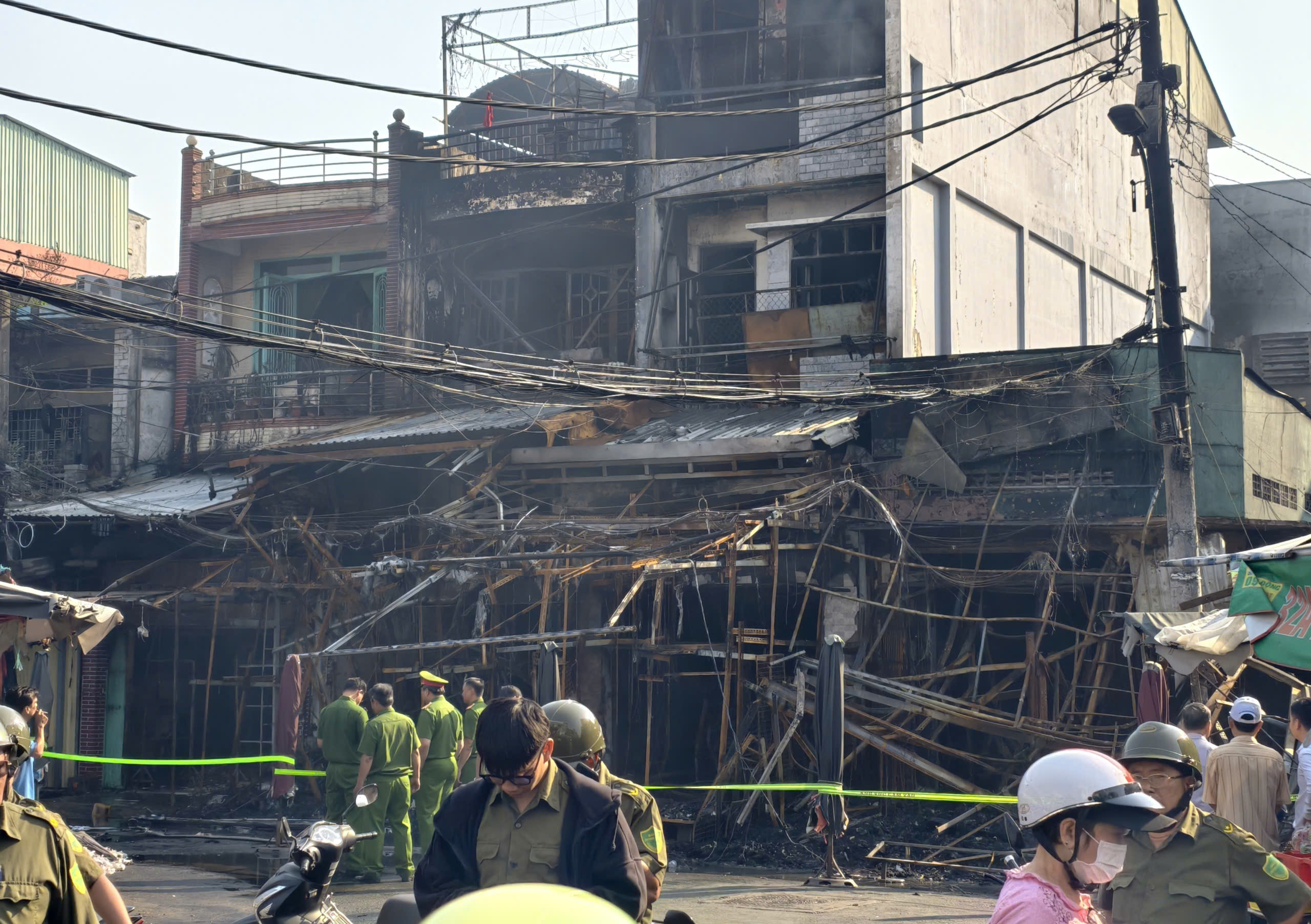 Nhiều căn nhà bị cháy trong đêm, Cảnh sát đang thống kê thiệt hại