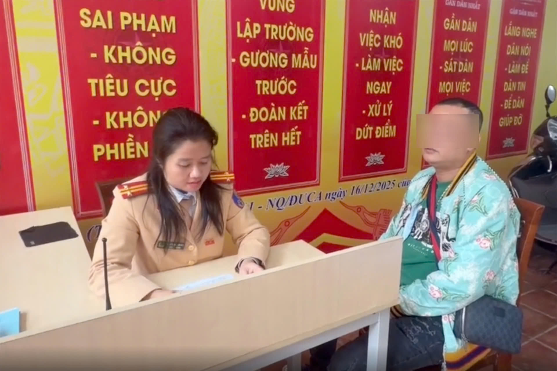 Nam tài xế điều khiển ô tô con có biển số không rõ chữ và số bị phạt 23 triệu đồng
