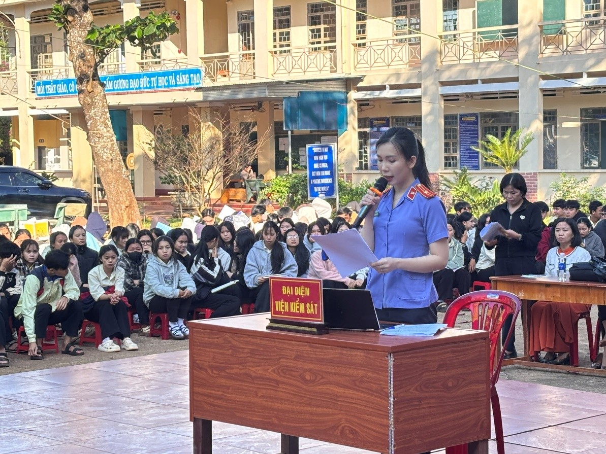 Viện kiểm sát phối hợp tuyên truyền pháp luật cho 1 200 học sinh