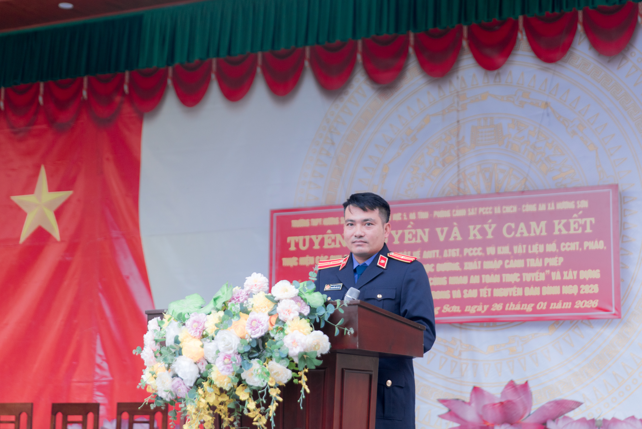 Tuyên truyền, ký cam kết chấp hành pháp luật cho gần 1 400 học sinh