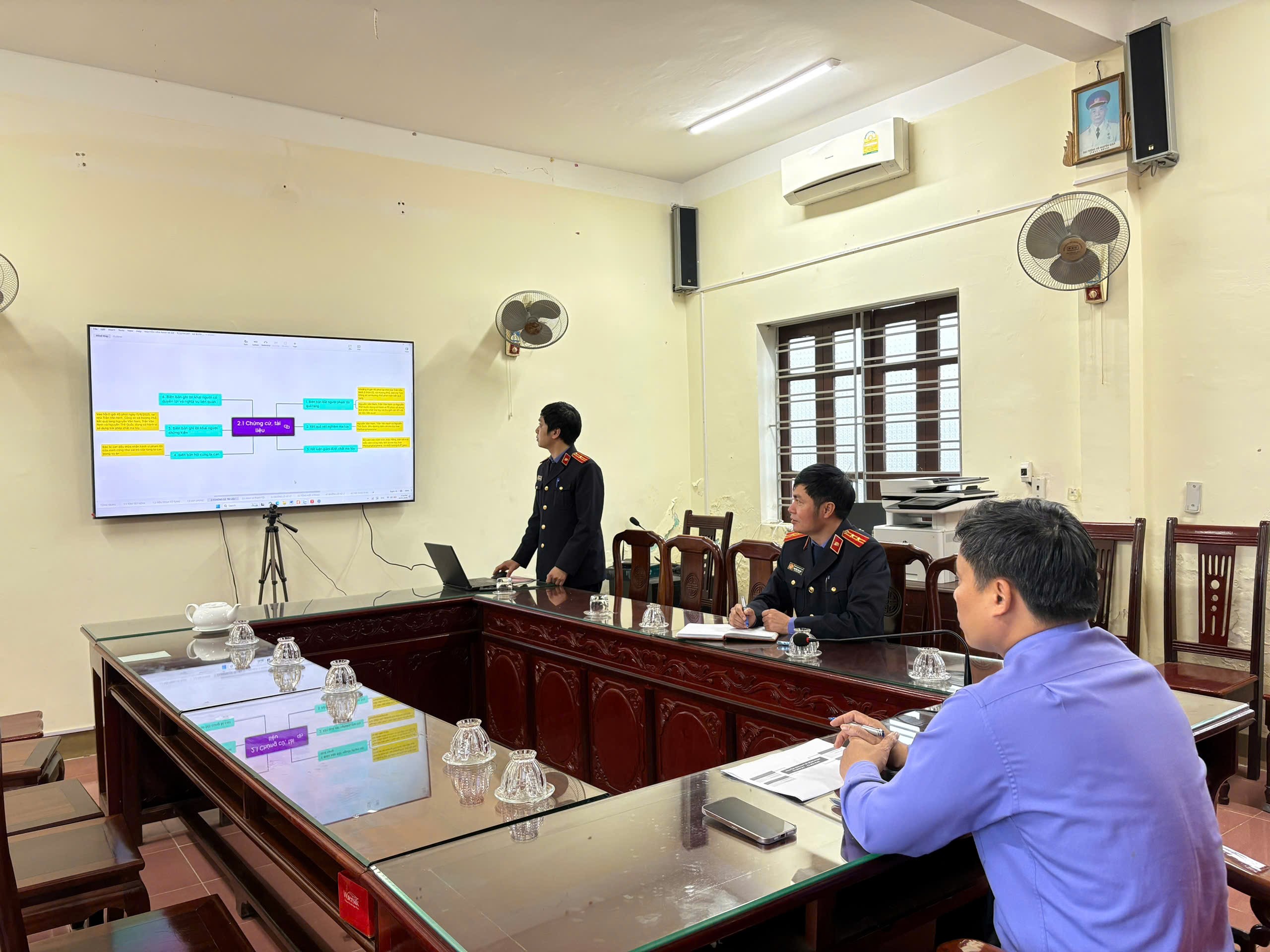 Tổ chức phiên tòa xét xử rút kinh nghiệm, trình chiếu tài liệu chứng cứ bằng hình ảnh