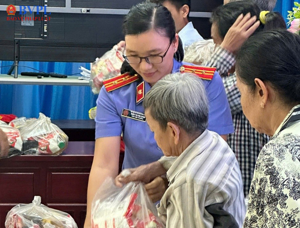 VKSND Khu vực 4 tỉnh Đồng Tháp trao gửi “Xuân yêu thương” đến bà con nghèo