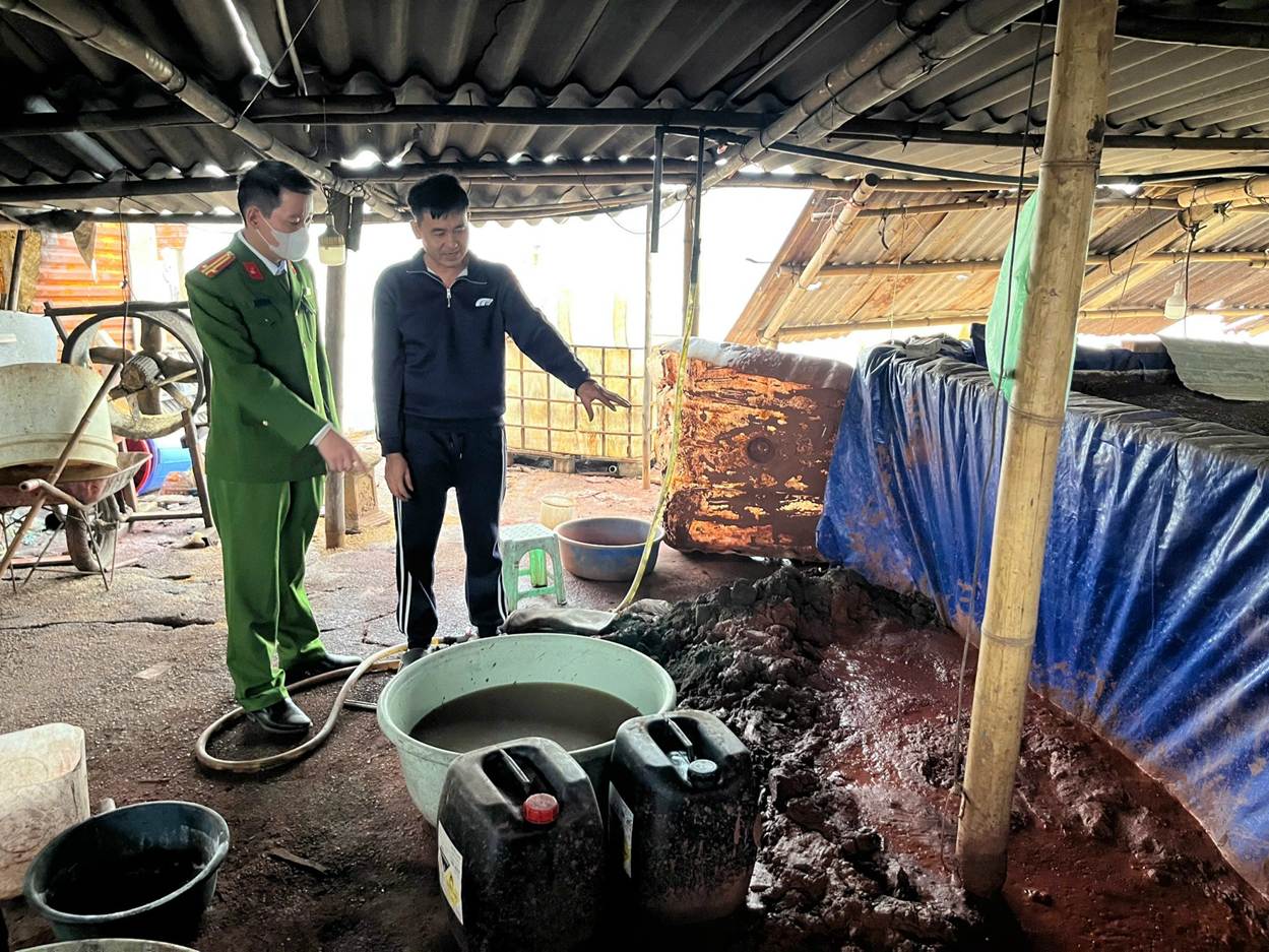 Phát hiện, xử lý 2 xưởng phân kim xả hơn 6,7 tấn chất thải nguy hại ven sông Đuống