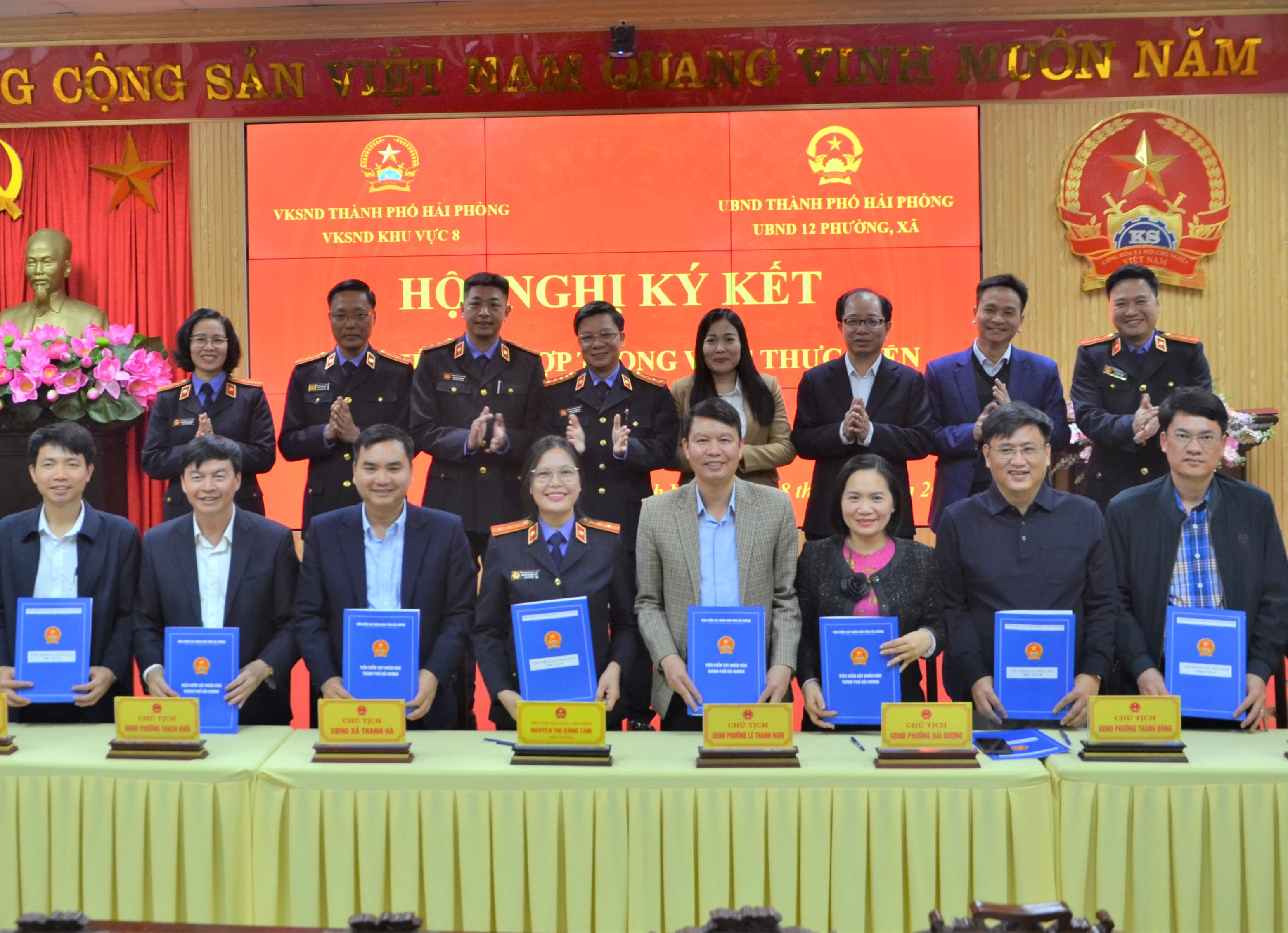 VKSND khu vực 8 – Hải Phòng ký Quy chế phối hợp với UBND 12 xã, phường