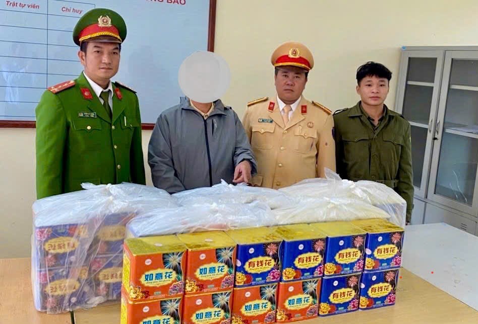 Phát hiện 92kg pháo bị vứt ven đường khi kiểm tra xe nghi chở pháo trên QL18C