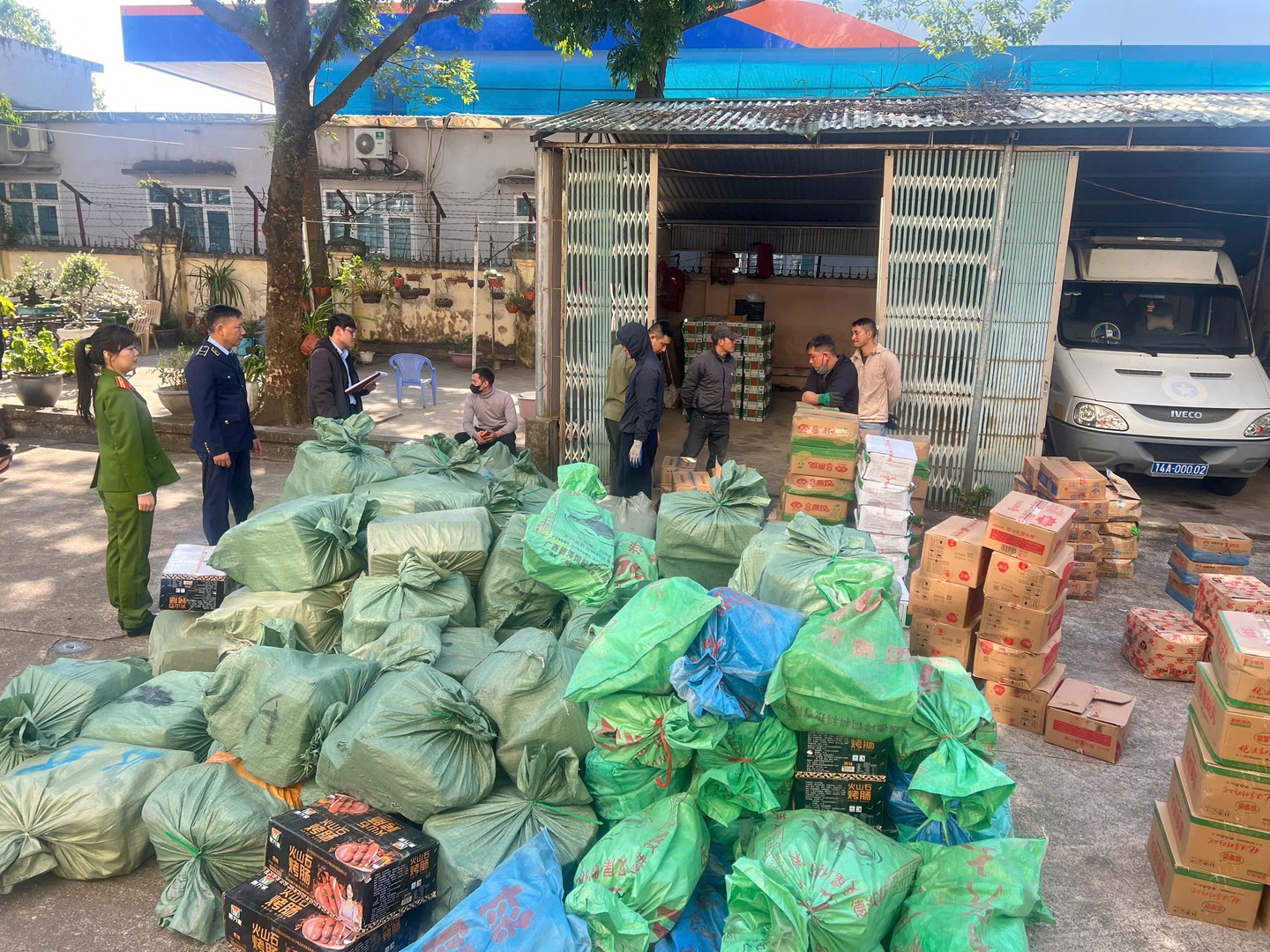 Cận tết, phát hiện kho hàng chứa gần 3,8 tấn thực phẩm “trôi nổi”