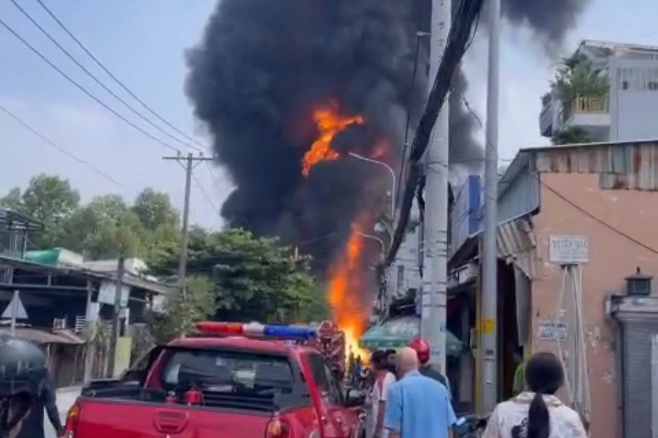 Nghe tiếng nổ lớn, người dân Nhà Bè tháo chạy vì xe bồn chở xăng bốc cháy