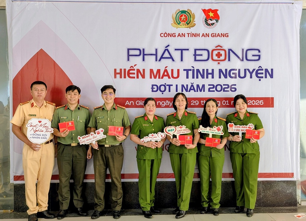 Hiến máu tình nguyện với chủ đề “Giọt máu nghĩa tình vì đồng đội, vì nhân dân”