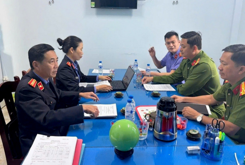 Trực tiếp kiểm sát việc giải quyết nguồn tin tội phạm tại Công an xã Mỏ Cày