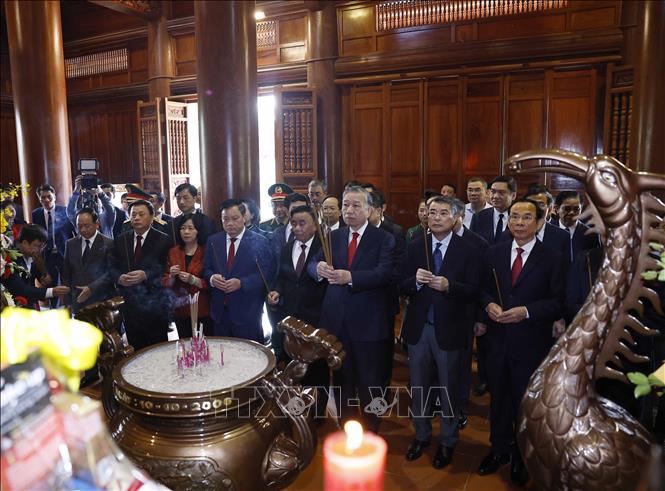 Tổng Bí thư Tô Lâm dâng hương tưởng niệm Chủ tịch Hồ Chí Minh tại Nghệ An