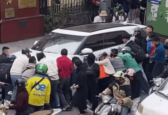 Tạm giữ tài xế ô tô lùi xe gây tai nạn khiến hai người phụ nữ thương vong