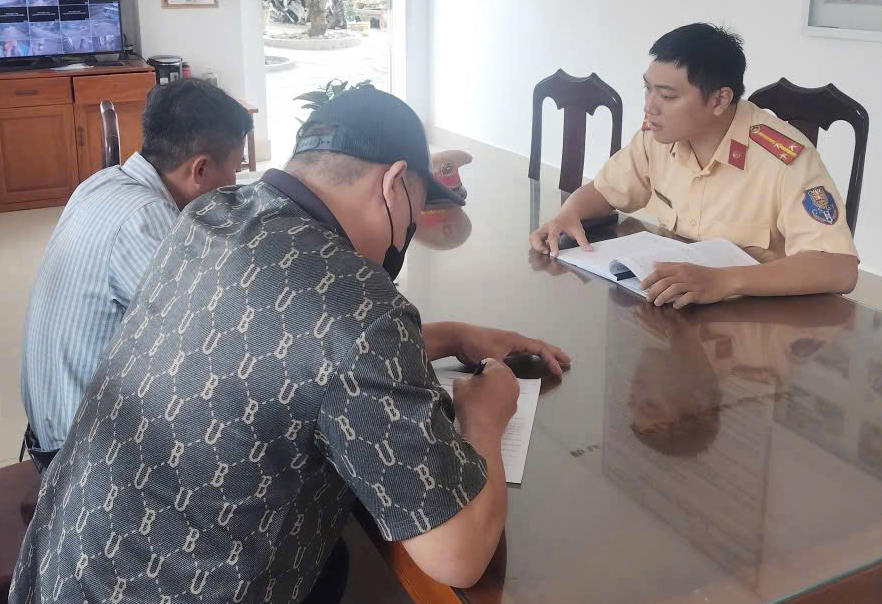 Xử lý 2 tài xế xe buýt sử dụng điện thoại khi đang điều khiển phương tiện trên đường