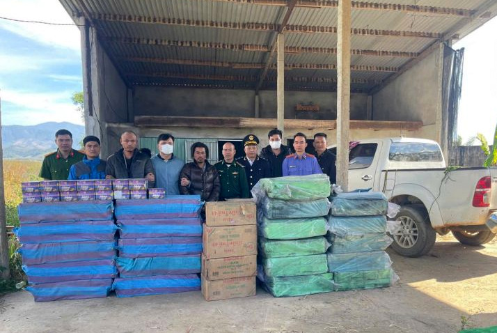 Bắt quả tang 2 đối tượng vận chuyển hơn 2 tấn pháo lậu