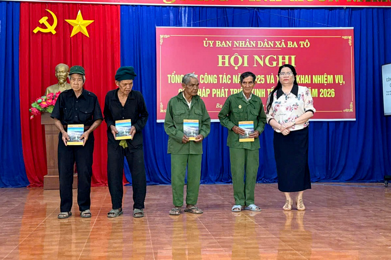 Viện trưởng VKSND tỉnh Quảng Ngãi dự hội nghị tổng kết và trao quà Tết tại xã Ba Tô