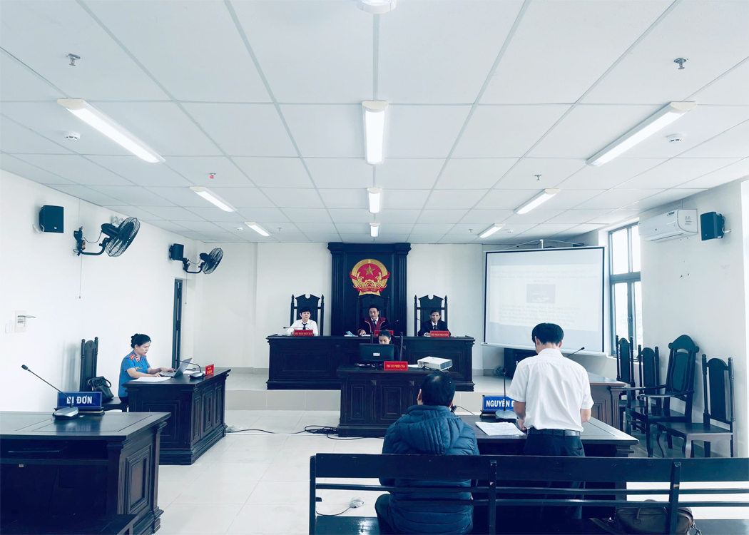 Phối hợp tổ chức phiên tòa rút kinh nghiệm, trình chiếu chứng cứ