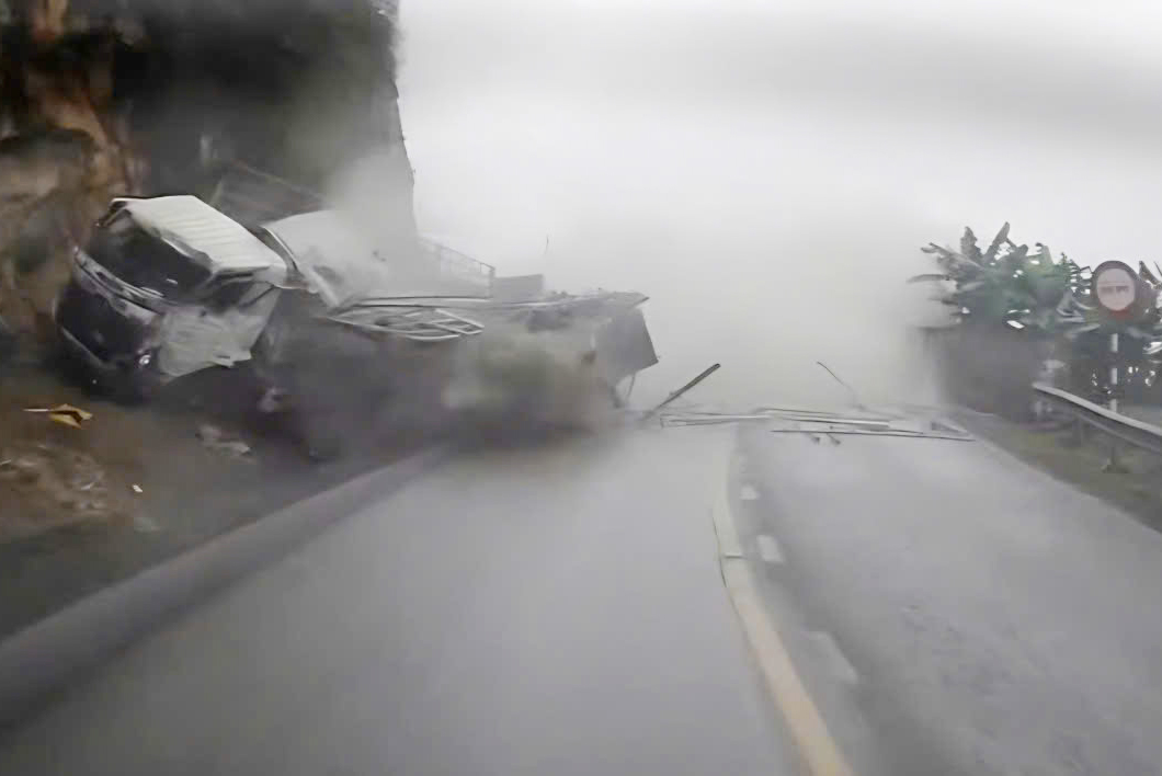 CLIP Xe tải mất lái khi đổ đèo gây tai nạn trên đèo Đá Trắng - Quốc lộ 6