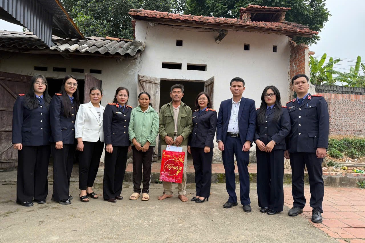 VKSND khu vực 8, tỉnh Phú Thọ trao quà Tết cho hộ nghèo trên địa bàn xã Bình Tuyền