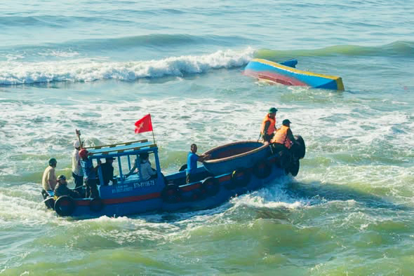 Tìm thấy ngư dân mất tích sau khi tàu cá chìm ở cửa biển La Gi