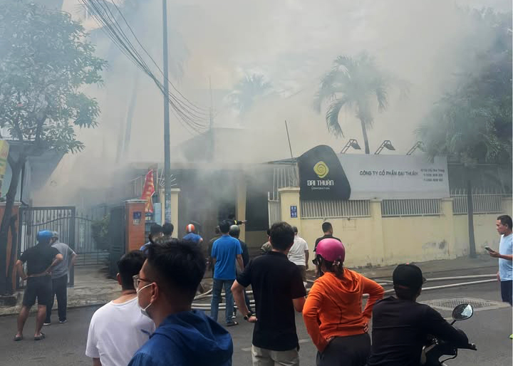 Văn phòng doanh nghiệp cháy rụi nghi do chập điện