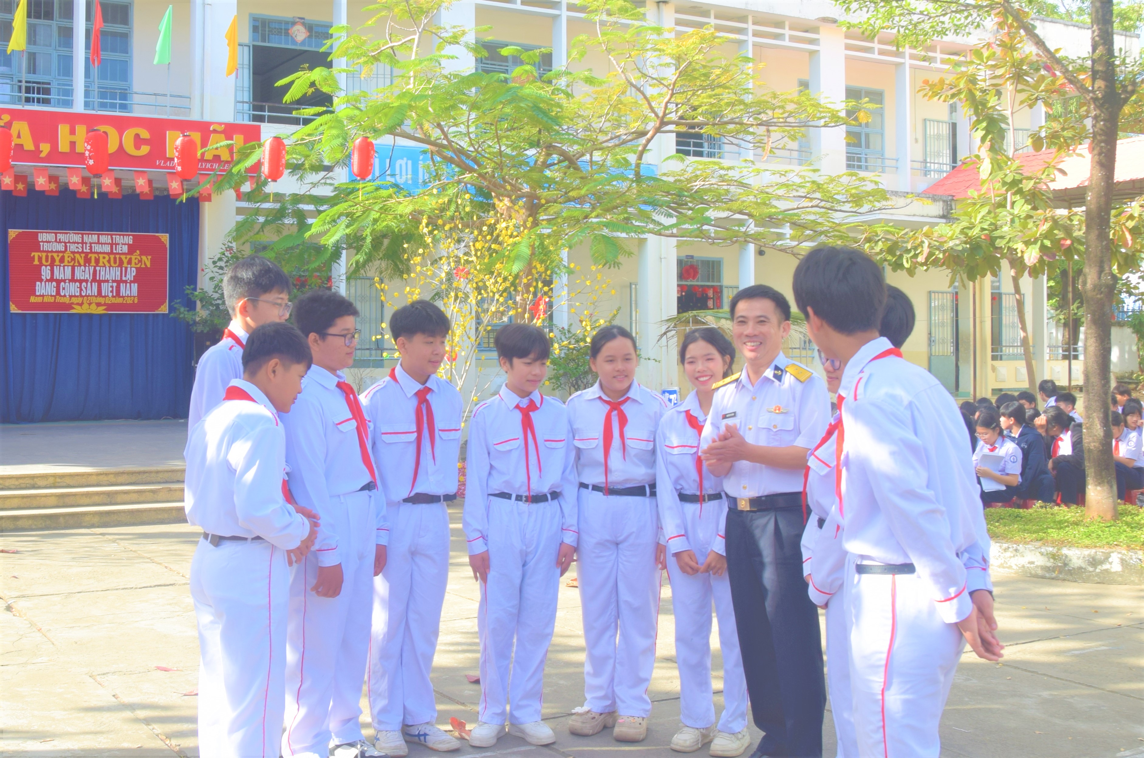 Hơn 700 giáo viên, học sinh được tuyên truyền về truyền thống 96 năm Ngày thành lập Đảng