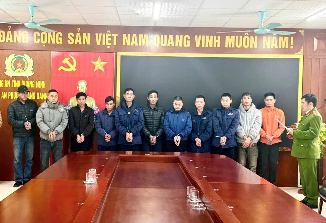 Đánh xóc đĩa tại phòng tập thể của công ty, 11 đối tượng bị khởi tố